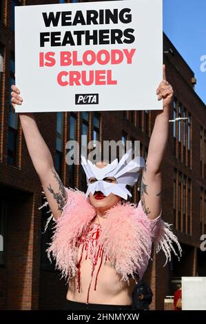 Londra, Regno Unito. Gli attivisti DI PETA che indossavano maschere per uccelli e con "gilet sanguinose e scottate" protestarono contro l'uso delle piume alla London Fashion Week, Millenium Bridge, Londra. Foto Stock