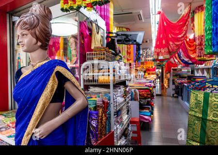 Manichino di fronte a un colorato sari shop, Little India. Foto Stock
