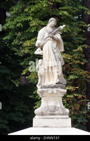 Statua di San Giovanni di Nepomuk di fronte alla Cattedrale di Santa Teresa d'Avila a Bjelovar, Croazia Foto Stock