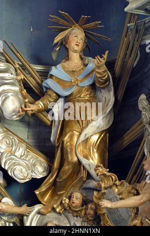 Assunzione della Vergine, statua sull'altare maggiore nella chiesa dell'Assunzione della Vergine Maria a Zlatar, Croazia Foto Stock