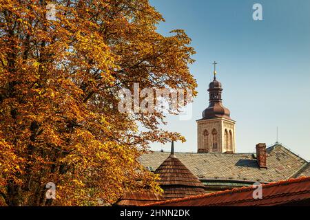 Atmosfera autunnale nella città di Kutna Hora con la torre della Chiesa di San Giacomo sullo sfondo, Repubblica Ceca, Europa. Foto Stock