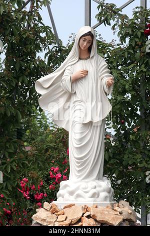 Madonna di Medjugorje, statua di fronte alla chiesa di Sant'Antonio di Padova a Bjelovar, Croazia Foto Stock