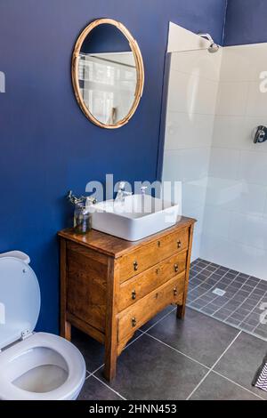 Bagno nobile, wc in blu reale Città del Capo, Sudafrica. Foto Stock