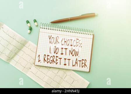 Segno di testo che mostra le tue scelte 1 Do IT Now 2 Spiacente più tardi. Business approccio pensare prima di decidere di scrivere prescrizione medica laboratorio di prova e analisi cura Foto Stock