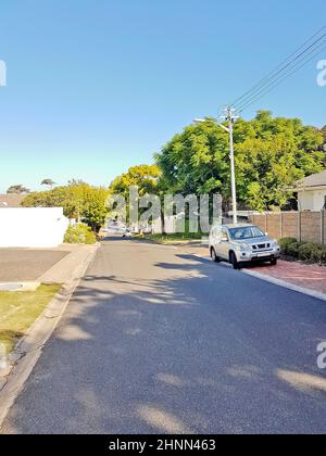 Street in Claremont, Città del Capo, Sudafrica. Tempo soleggiato Foto Stock