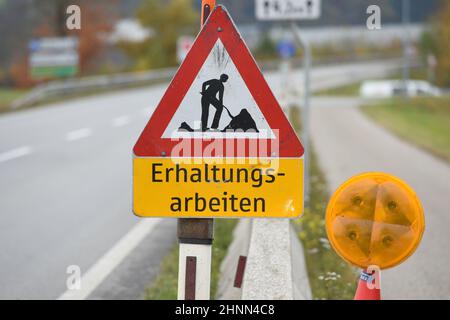 Schild 'Erhaltungsarbeiten' auf einer Straße in Österreich, Europa - Firma 'opere di conservazione' su una strada in Austria, Europa Foto Stock