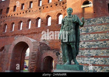 Statua di bronzo di Giulio Cesare di fronte alla porta Palatina di Torino Foto Stock