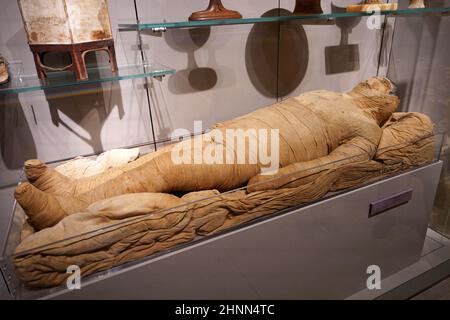 TORINO, ITALIA - 19 AGOSTO 2021: Mummia in posizione menzogna. Mummificazione di un corpo durante la civiltà egizia, Museo Egizio di Torino, Italia Foto Stock