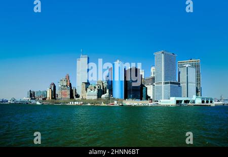 Vista del centro di Manhattan con skyline e centro commerciale World sotto il cielo blu chiaro Foto Stock