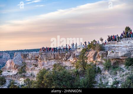 La gente gode della vista dal punto di Yaki alla valle del Grand canyon con il fiume Colorado Foto Stock