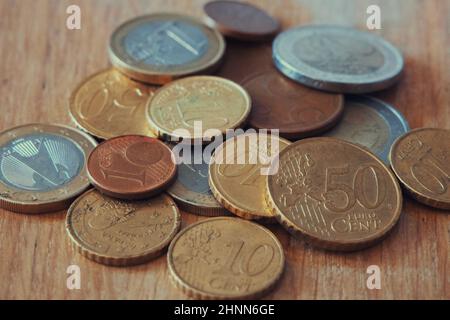 Un sacco di centesimi di euro di diverse denominazioni, un primo piano. Foto Stock