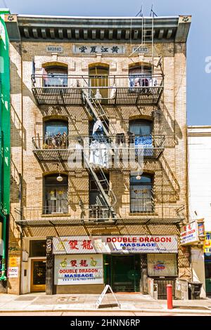 la fuga di fuoco di ferro è usata per asciugare i vestiti nel centro di San Francisco Foto Stock