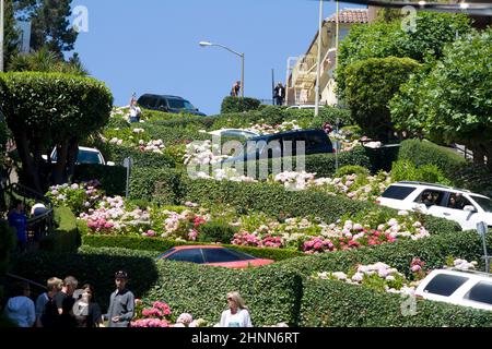 Auto che passano per la strada lombarda a San Francisco. È noto per la sezione sulla collina russa tra Hyde e Leavenworth, in cui la strada ha otto curve. Foto Stock