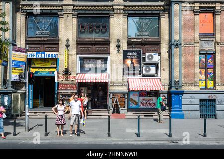 La gente attraversa la strada di fronte alla stazione ferroviaria ovest di Budapest. La stazione ferroviaria ovest è stata costruita da Gustave Eiffel Foto Stock