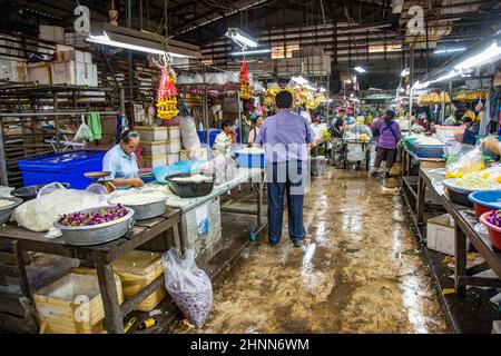 La gente vende i fiori al mercato notturno dei fiori Pak Klong Thalat a Bangkok. Foto Stock