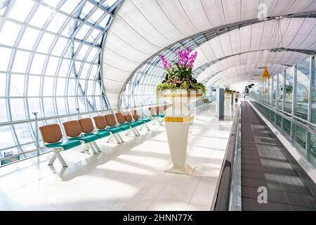 Gate di partenza e hall nel nuovo aeroporto Suvarnabhumi di Bangkok Foto Stock