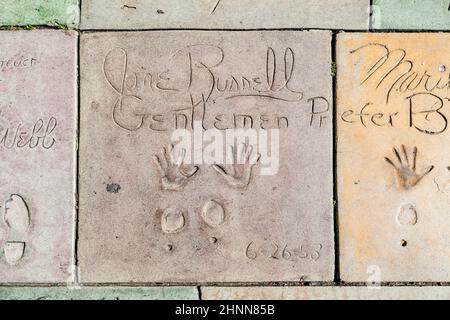 Stampe a mano in Hollywood Boulevard nel cemento del piazzale del Teatro Cinese Foto Stock