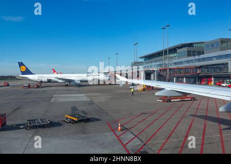 Lufthansa Aircraft al nuovo Terminal di Amburgo pronto per l'imbarco Foto Stock