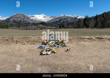 Militari e poliziotti onorano le vittime dell'incidente aereo a Seine les Alpes in Francia Foto Stock