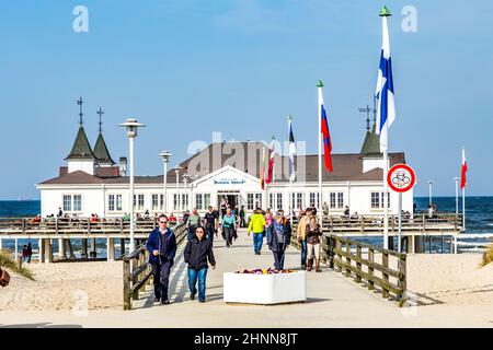 Molo e spiaggia di Ahlbeck al mar baltico sull'isola di Usedom, Meclemburgo-Vorpommern, Germania Foto Stock