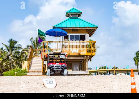 Torre del bagnino alla spiaggia di Jade nella spiaggia di Sunny Isles con un cart a motore e una tavola da surf di salvataggio. La torre del bagnino è gestita da persone baywatch educate a salvare i bagnanti in pericolo. Foto Stock