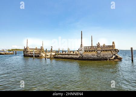 Visita della villa Vizcaya a Miami. Il Vizcaya Museum and Gardens è una tenuta sul lungomare del 1916 con un proprio molo in stile veneziano Foto Stock