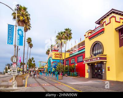 Persone al Boardwalk di Santa Cruz Foto Stock