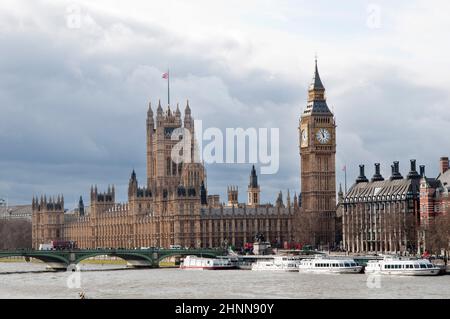 Magnifica vista del Parlamento e del grande ben, dal lato opposto del fiume. Londra, Regno Unito Foto Stock