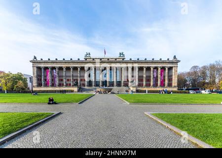 Museo e una fontana a Lustgarten (Pleasure Garden), un parco sull'Isola dei Musei nel centro di Berlino Foto Stock