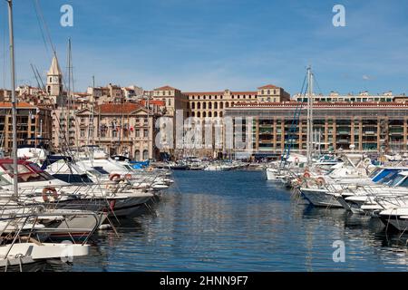 Vista sul vecchio porto di Marsiglia con vista sul porto e yacht Foto Stock