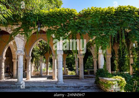 Balchik, Bulgaria-16 agosto 2021: Bella foto del giardino del castello della Regina Maria a Balchik, Bulgaria durante il giorno Foto Stock