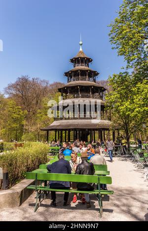 La gente gode il Biergarten vicino alla torre cinese Foto Stock