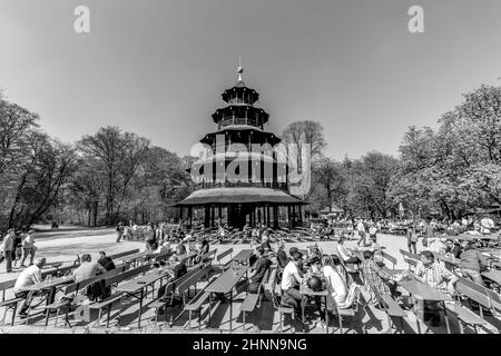 La gente gode il Biergarten vicino alla torre cinese Foto Stock