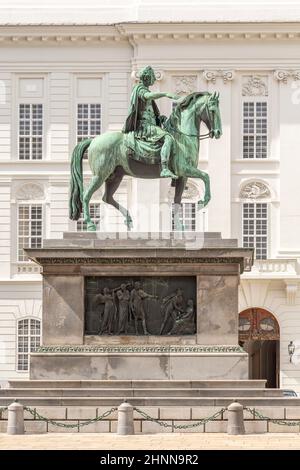 Statua di Kaiser Joseph II (1741-1790) nella Josefplatz l'edificio dietro l'imperatore montato ospita la Biblioteca Nazionale del complesso reale di Hofburg Foto Stock