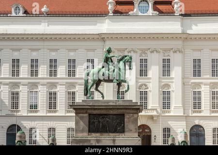 Statua di Kaiser Joseph II (1741-1790) nella Josefplatz l'edificio dietro l'imperatore montato ospita la Biblioteca Nazionale del complesso reale di Hofburg Foto Stock