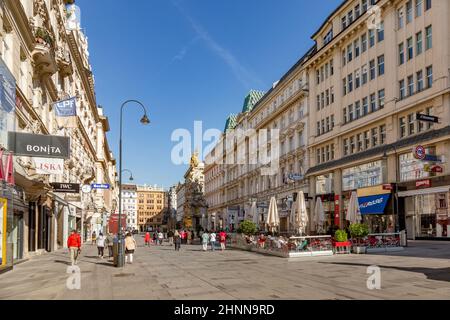 I turisti camminano attraverso una delle strade pedonali più famose di Graben Street a Vienna, Austria, nel primo distretto della città Foto Stock