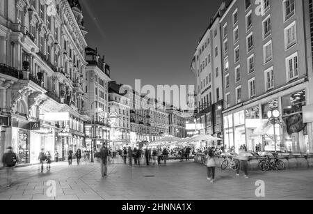 La gente visita la strada Graben a Vienna di notte Foto Stock