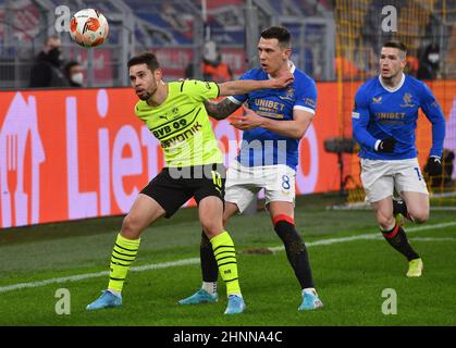 Il difensore di Dortmund Raphael Guerreiro (a sinistra) e il centrocampista Rangers Ryan Jack durante la UEFA Europa Conference League Playoff 1st al Signal Iduna Park di Dortmund. Data immagine: Giovedì 17 febbraio 2022. Foto Stock