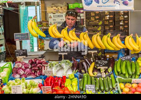 Dal 16th secolo in Austria la gente è venuta al Naschmarkt ottenere per godere i molti prodotti differenti dal produttore locale. Vendono verdure, dolci e qualsiasi tipo di cibo Foto Stock