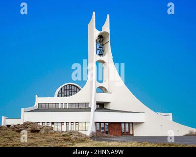 Architettura progettata moderna chiesa bianca sulla cima di una collina in Stykkisholmur nell'Islanda occidentale Foto Stock