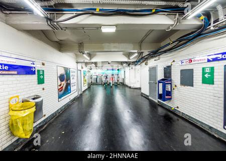 Turisti e locali su un treno della metropolitana a Parigi Foto Stock