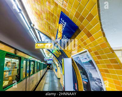 Metro Parigi metropolitana Charles de Gaulle Place etoile stazione metropolitana. La metropolitana di Parigi è uno dei più grandi sistemi metropolitani del mondo Foto Stock