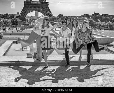 I turisti posa di fronte alla Torre Eiffel a Parigi, Francia Foto Stock