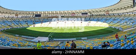 Le persone apprezzano la visita allo stadio Maracana di Rio Foto Stock