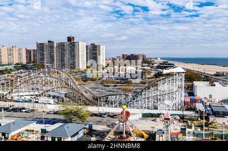 La gente gode l'area di divertimento Luna Park a Coney islandwalking lungo la passeggiata a Coney Island Foto Stock