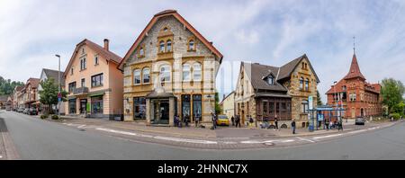 Vista panoramica sulla strada principale di Oerlinghausen con storico edificio in mattoni di uffici postali Foto Stock