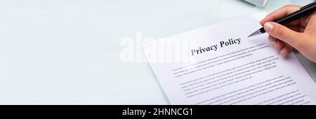 Informativa sulla privacy e accordo legale. Contratto di lettura della donna Foto Stock