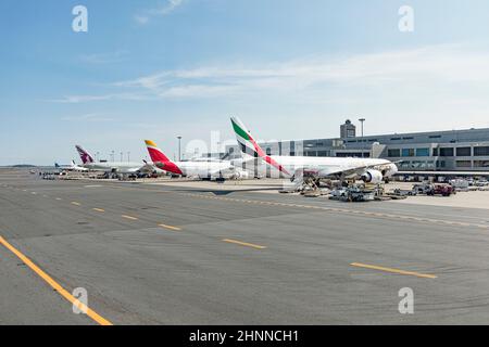 Pista con aereo all'aeroporto internazionale di Boston Foto Stock