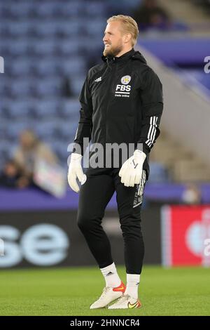 LEICESTER, REGNO UNITO. FEB 17TH. Kasper Schmeichel di Leicester City si scalda davanti alla partita della UEFA Europa Conference League Round del 16 tra Leicester City e Randers FC al King Power Stadium di Leicester giovedì 17th febbraio 2022. (Credit: James Holyoak | MI News) Credit: MI News & Sport /Alamy Live News Foto Stock