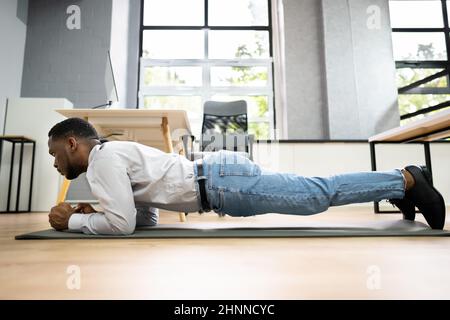 African American fare l'addestramento dell'esercitazione dell'ufficio di esercitazione Foto Stock